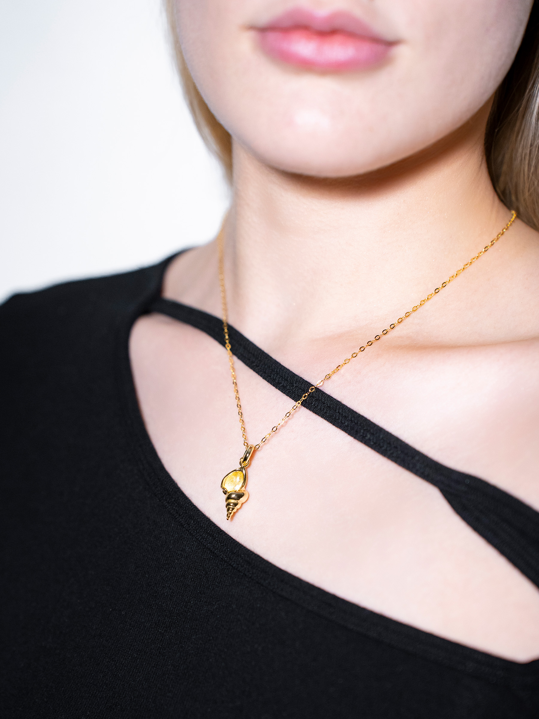 NIGHT SHELL NECKLACE – GOLD - Image 2