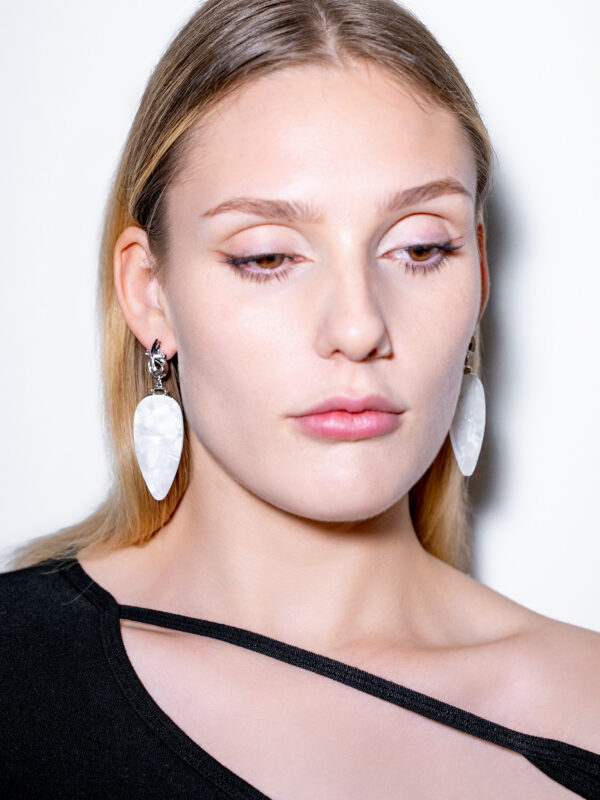 CHÖNYI EARRINGS - PEARLY DROP - RHODIUM VERMEIL - Image 3