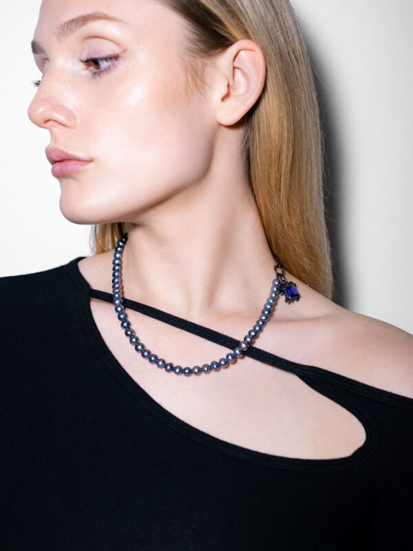 ORPHEUS BLACK PEARL NECKLACE WITH MIDNIGHT BLUE GEM - Image 4