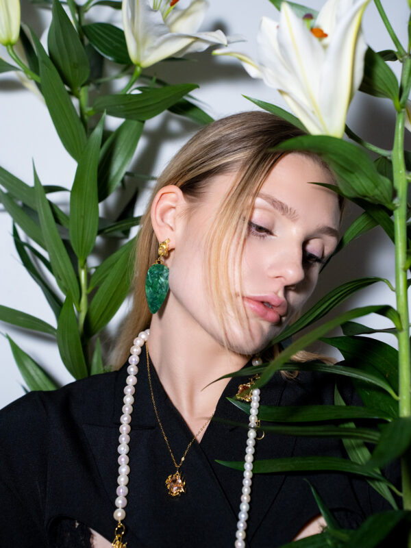 CHÖNYI EARRINGS - EMERALD PEARLY DROP - GOLD - Image 3