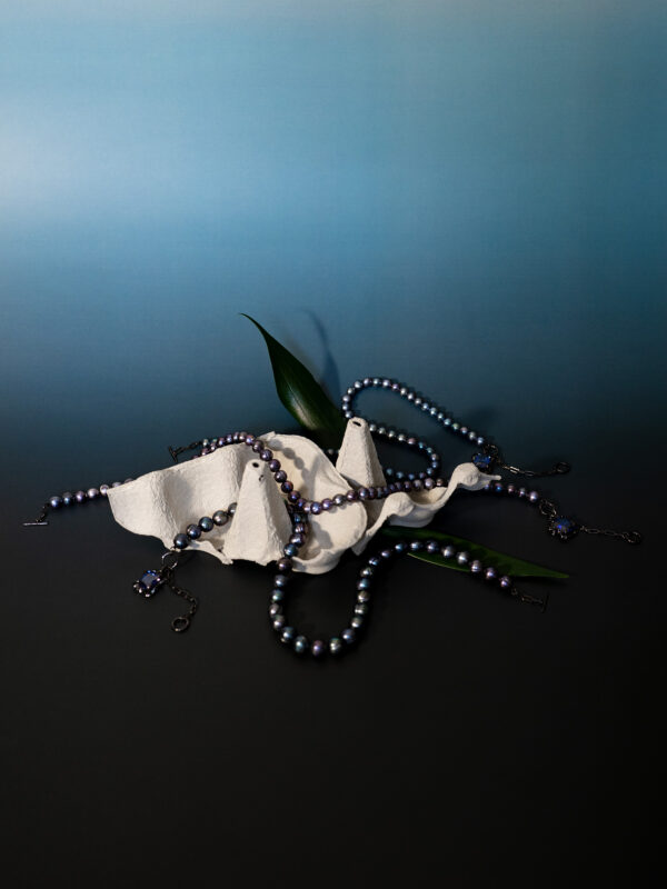 DRAVEN BLACK PEARL NECKLACE WITH MIDNIGHT BLUE GEM - Image 4