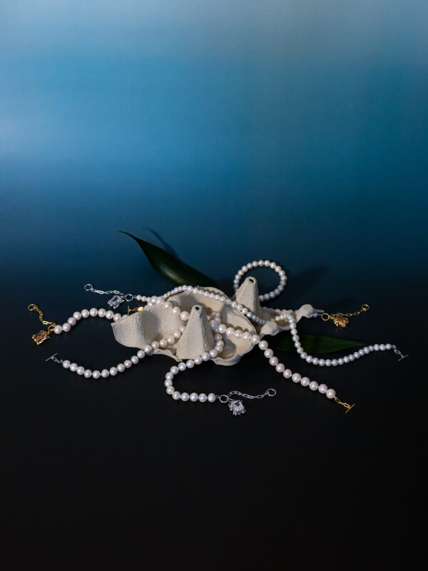 GRAND ĀLOKA PEARL NECKLACE WITH CHAMPAGNE GEM – GOLD - Image 5