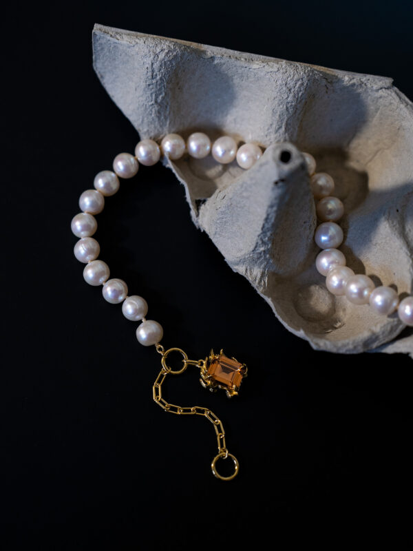 GRAND ĀLOKA PEARL NECKLACE WITH CHAMPAGNE GEM – GOLD - Image 4